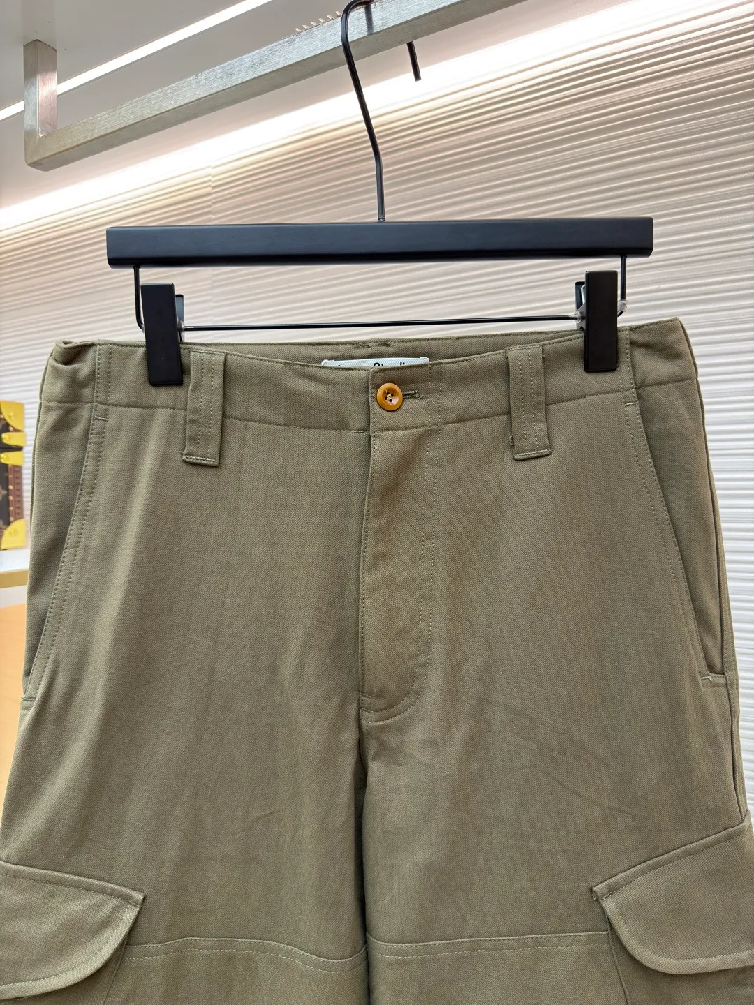 Acne Studios label work trousers ●Original version: Purchased and developed for 5100 ●Item number: 1681397-B20 ●Fabric: Finely woven fine-grain woven fabric ●Technology: Heavy-duty washing and production ●Color: Khaki ●Version: Fitted version ●Weight: about 865g ●Size: S-M-L-XL ●Description: Customized fine-grain woven luxury, excellent texture, comfortable and skin-friendly Khaki green interprets a new level of fashion. It comes from the color of nature. The Acne Studios label is decorated on the pocket to add the finishing touch. It adds brand recognition. It is practical and adds a tough temperament to the workwear style. The toughness is blended with low-key luxury. Showing a casual attitude, the template machine opens the bag. The preset template guides the position, shape and size of the bag opening. The accuracy ensures the quality of the bag opening effect. Heavy-duty washing of cloth batches Heavy-duty washing of cloth batches uses industrialized washing equipment and methods through a combination of physical and chemical means. Improve cleanliness and soft feel. The overall wiring is straight and delicate, the fabric is comfortable and soft, and the color is consistent without color difference. It can be matched with the same style to create a fashionable look and control various occasions. Customized accessories, complete with three standards, same style for men and women!